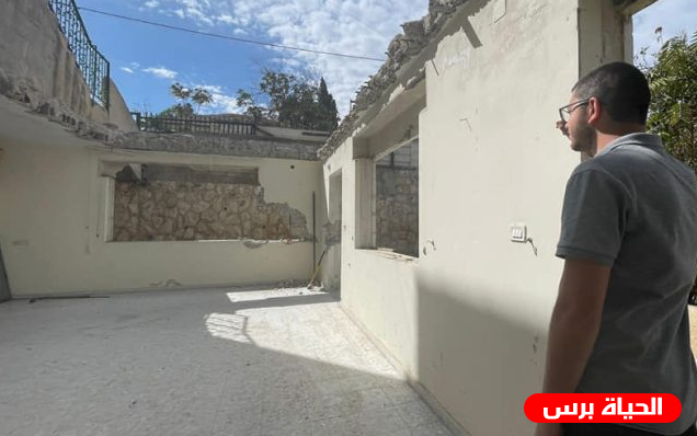 الاحتلال يجبر الفلسطيني حمزة بزبزت على هدم منزله بيده